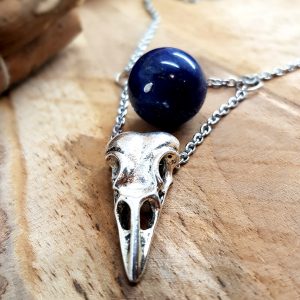 Collier crâne de corbeau lapis-lazuli